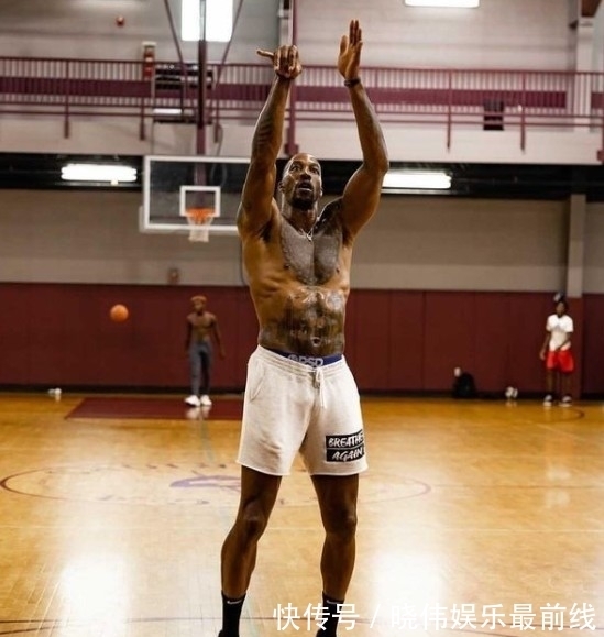 霍师傅|超人归来！霍华德重返高中球馆苦练，大汗淋漓一身肌肉太抢眼