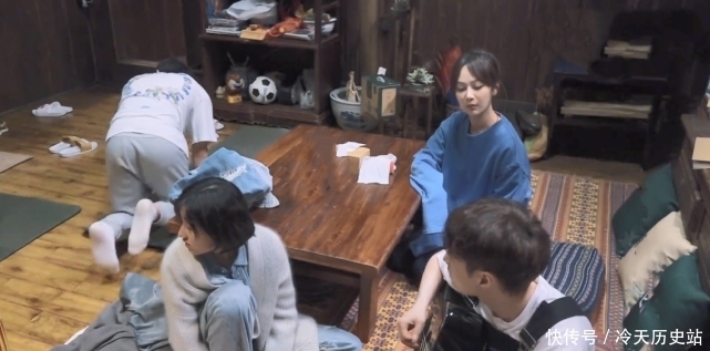 子枫 享受张子枫洗脚服务时,杨紫下意识的话成亮点,素质高低很明显