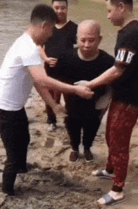 |搞笑GIF段子:其实这样的饭局我是不愿来的,拗不过同事们非要我来