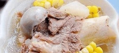 炖肉、炖骨头汤时,切记不要放“此物”,不然肉有臭味,汤还难喝