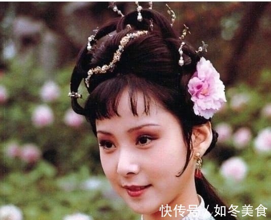 身份!晴雯两根葱管一般鲜红指甲,曹雪芹意在告诉读者,她的身份不简单