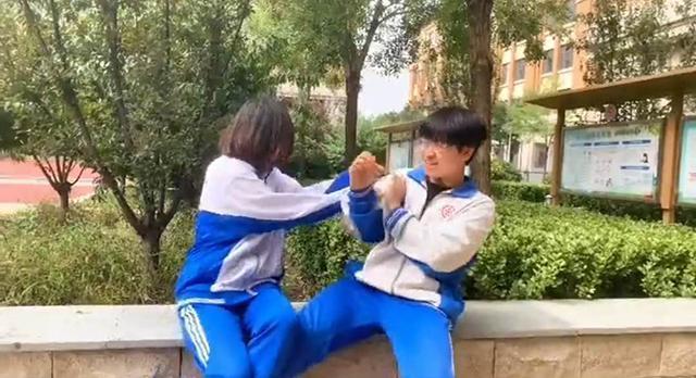 男孩|“最强直男”火了,与女同学打闹,气急败坏抱摔女同学,网友笑翻