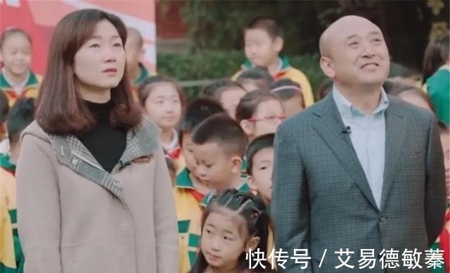 小男孩|小男孩训斥父母偏心,看到妹妹的脸后,网友调侃:很难不偏心