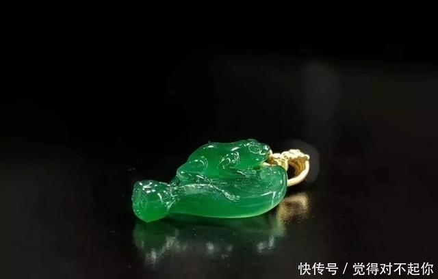 水头|老大爷嫌自己佩戴的翡翠水头不太好,用水一泡后,一看吓了一跳