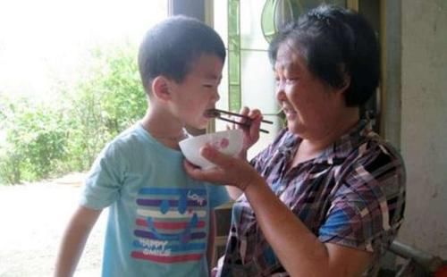 幼儿园“新型欺凌”蔓延,宝宝无助承受偷偷哭泣,父母却浑然不知