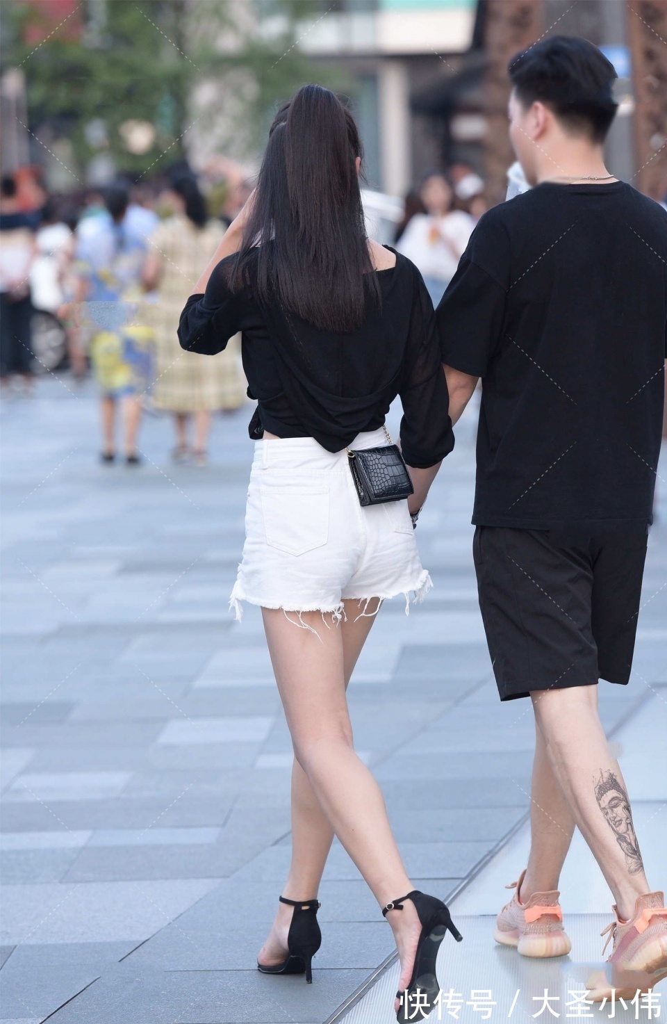 街拍|美女街拍:有这么漂亮的女朋友,你还会盯着其他女生看吗?我反正是不会