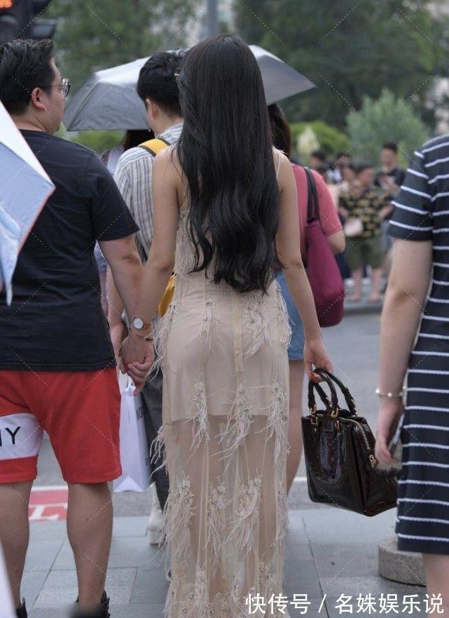 高跟鞋 美女脚上一双个性的高跟凉鞋,带着夏日时尚,看起来更加的有魅力