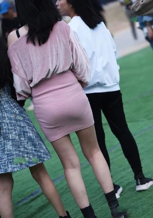 视觉效果|粉色丝绒上衣搭配包臀裙，性感个性，甜美可爱的粉色穿搭