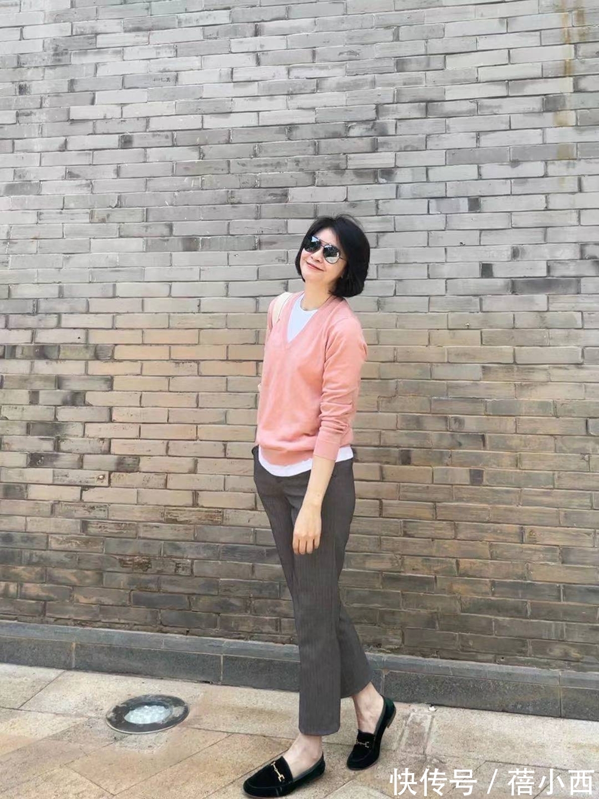 造型感|秋天,45+的女性别乱穿,这条“西裤”才是首选,高级简约又知性