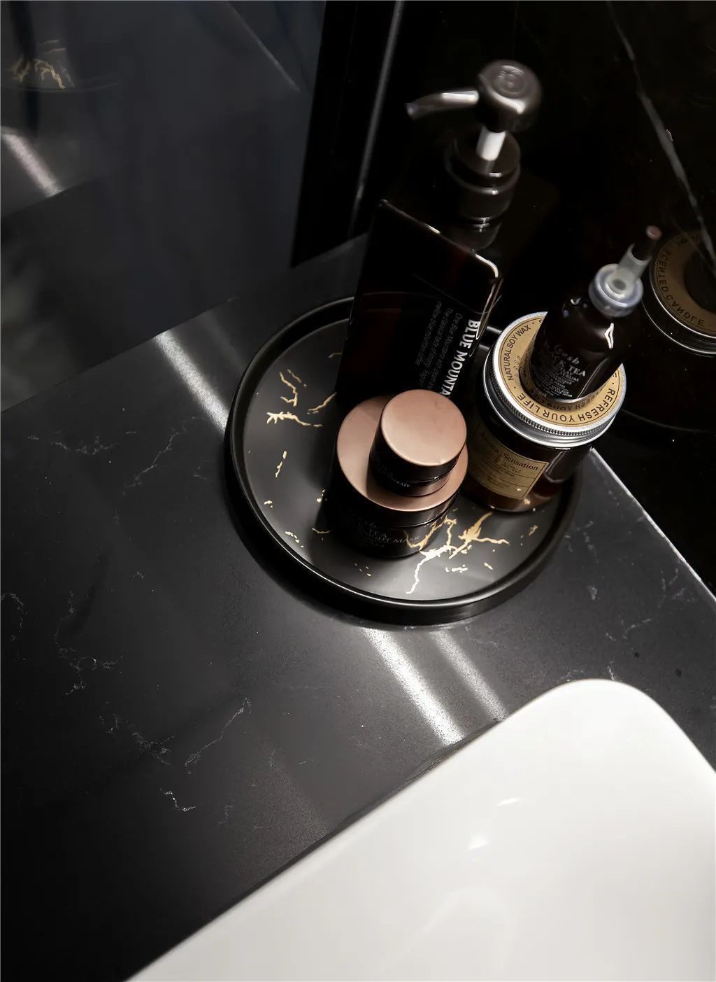 空间|130㎡现代简雅,极简无主灯的空间,简欧线条装饰,独特高级