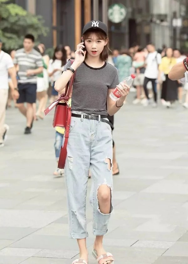 街拍:温柔可人的小美女,身穿吊带连衣裙,时尚清新靓丽