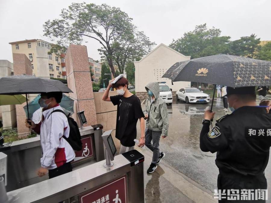 家长|考完正逢大雨，家长老师共造“避雨通道”