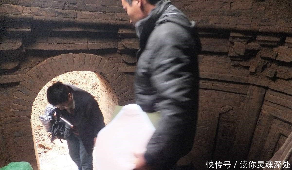 千年古墓让人脊背发凉, 八十人盗墓无一生还, 机关设的太巧妙!