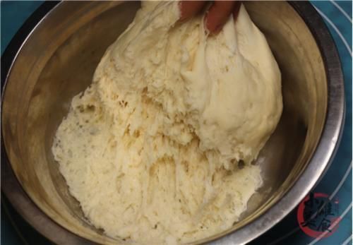 才知道,发面不用等几个小时,只需加一把,10分钟就发满盆,实用