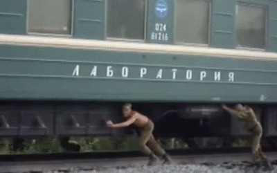 |搞笑GIF:姑娘长点心吧 对面住的可都是单身汉啊