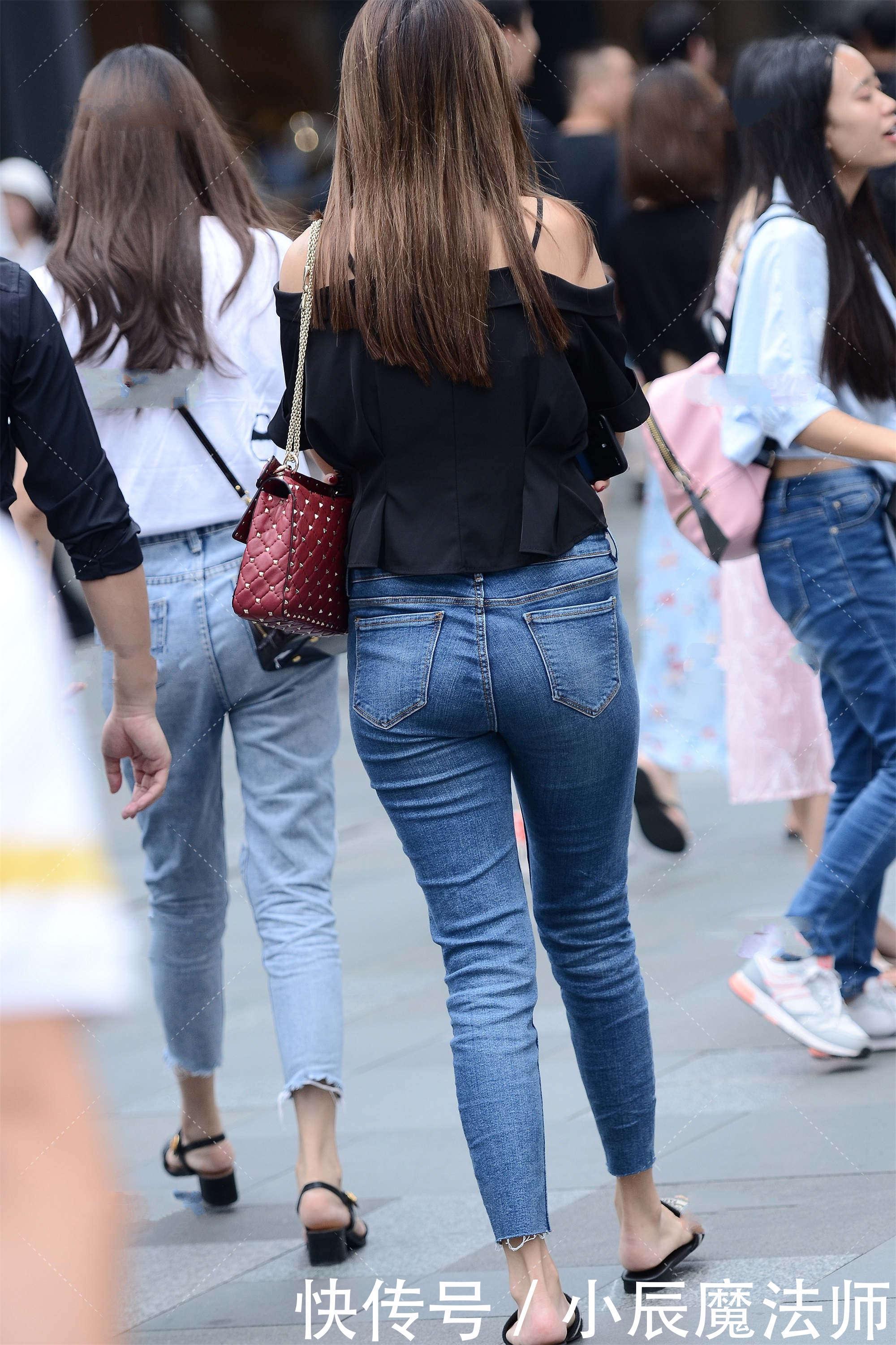 一字肩与牛仔裤的百搭高级感，减龄俏皮又活泼