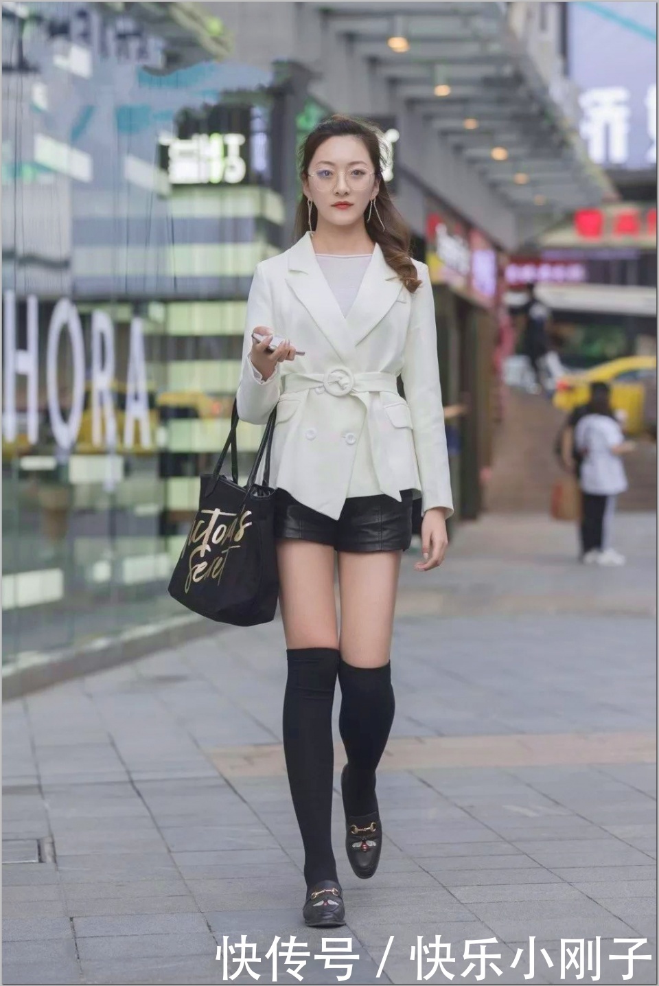 温润如玉的长发美女,笑起来如沐春风