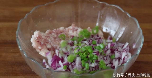 洋葱|鸡蛋别再煮着吃,学会这个简单做法,饭店吃不到,越吃越过瘾