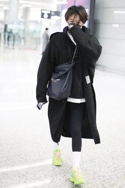 紧身|穿黑色大衣,配黑色紧身打底裤,展现好身材!!