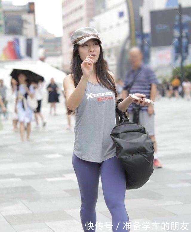 长度 灰色宽松吊带搭配蓝色修身打底裤,比较直的裤子,臀部显得丰满!