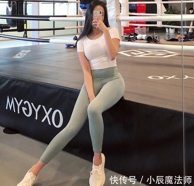 小姐姐爱穿紧身打底裤,好身材尽显女性韵味,吸引力十足