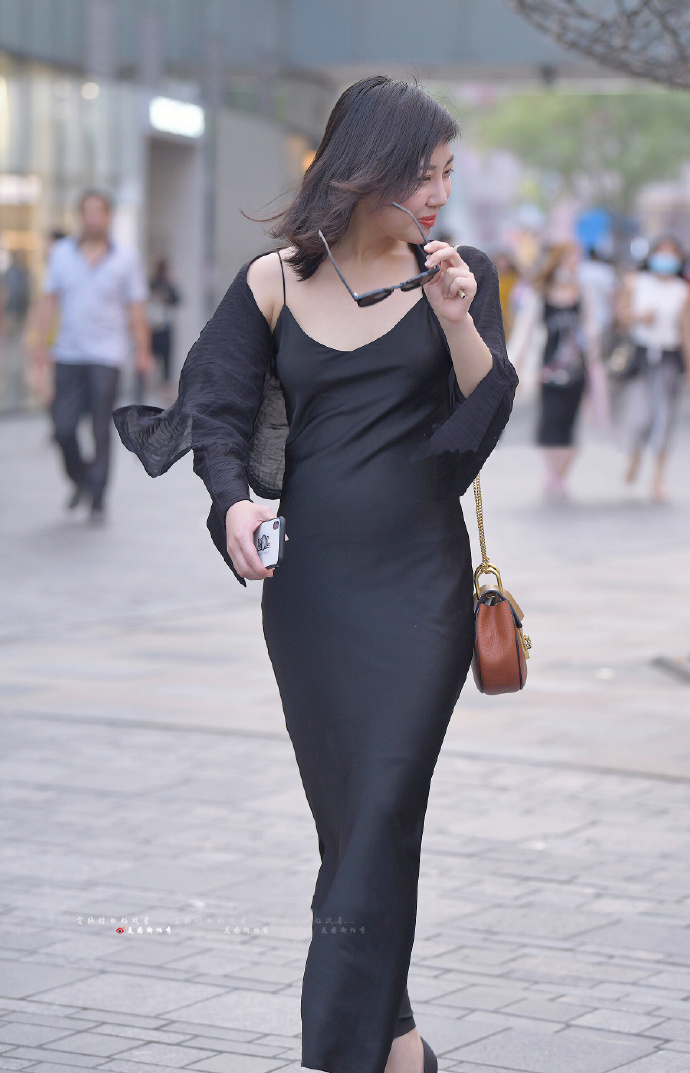 展现|小姐姐街拍黑色吊带修身连衣裙搭配细高跟,展现优雅女人味