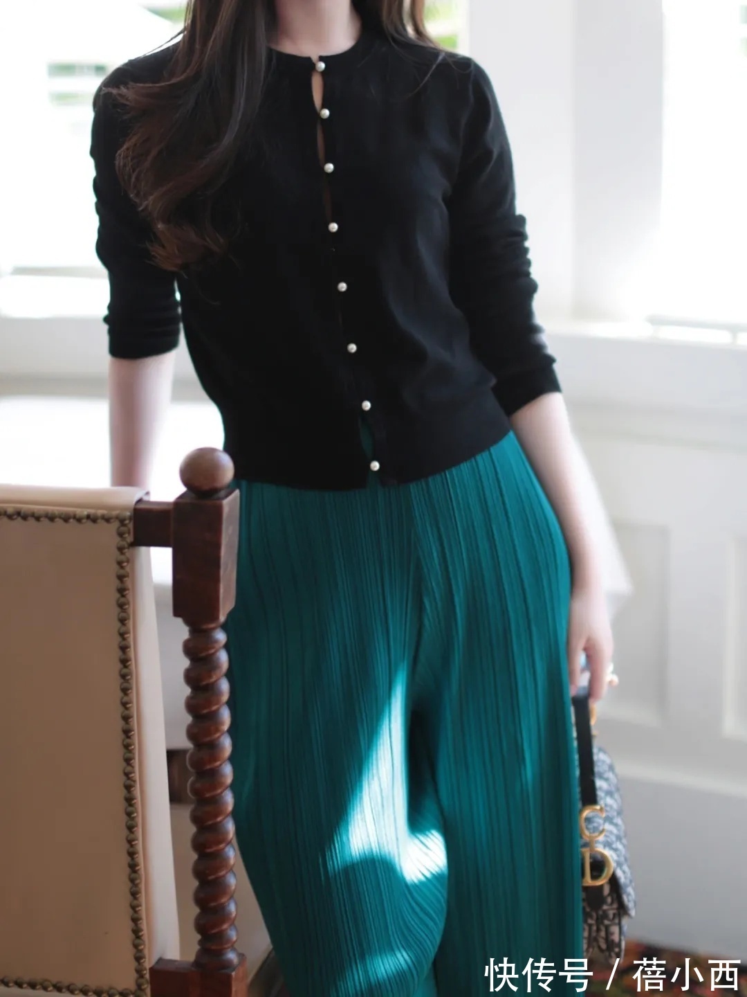 小姐姐|秋天建议30+女性多穿“黑色针织衫”,搭配半身裙,优雅到骨子里