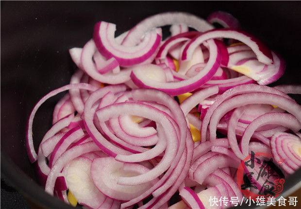 把一整条鱼扔进电饭锅中,头一次见这种做法,出锅连骨头都不剩