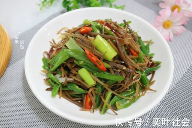 芥菜|这款开胃小咸菜,北方人餐桌上常见,炒一次吃几天,香辣下饭