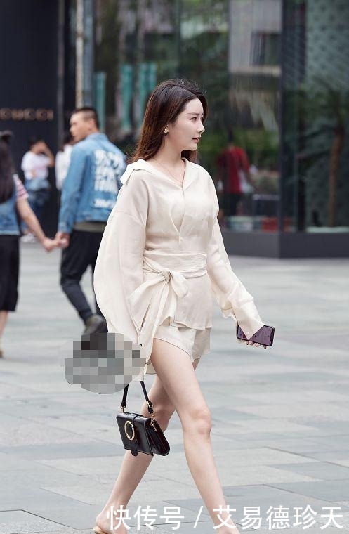 身姿|图二的浅黄色旗袍,开衩设计更显身姿妩媚