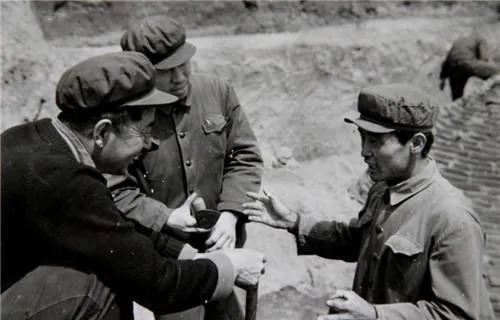 醒来|盗墓贼喝下墓中千年老酒：2天后醒来说了句话至今成笑柄...