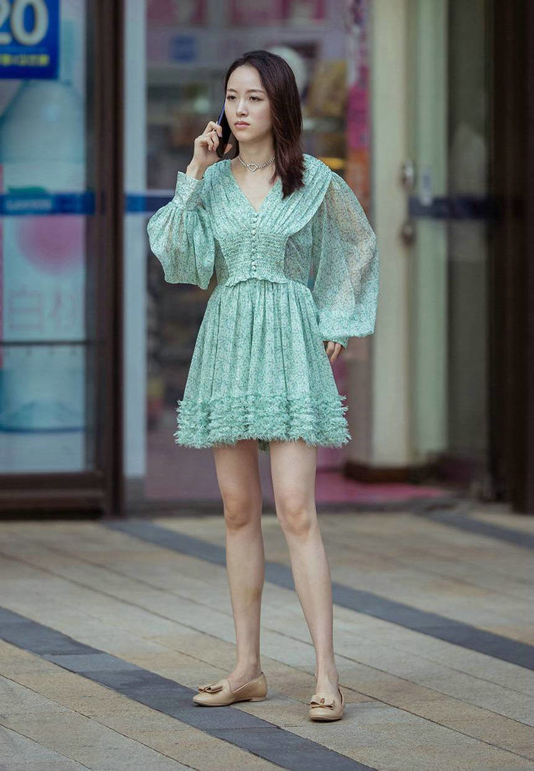 时髦|长发披肩的小美女,身穿时髦连衣裙,靓丽美极了