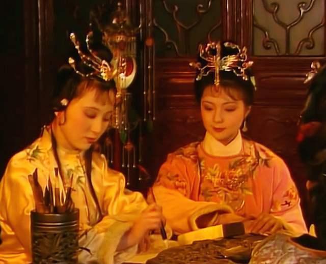 作弊|贾宝玉作诗犯难,宝钗、黛玉帮忙作弊,都是才女,但品性相差悬殊