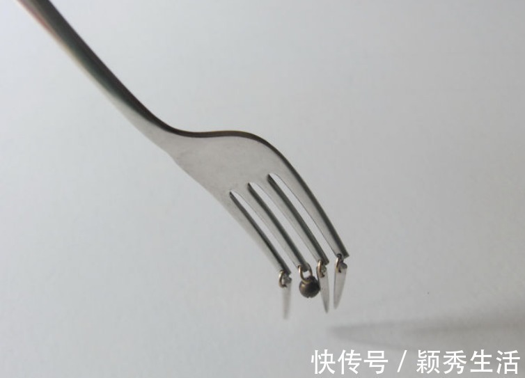 rin这位设计师做出了真正的“无用设计”，网友：每一个设计都要被骂