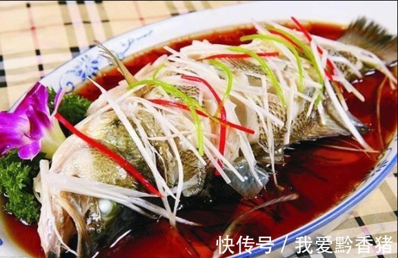 清蒸鲈鱼|还要花钱去饭店才能吃上清蒸鲈鱼?教你五步在家轻松会做!