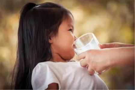 排便|母乳喂养的新生儿,喂水就没必要了吗?出现这些异常现象还是喂吧