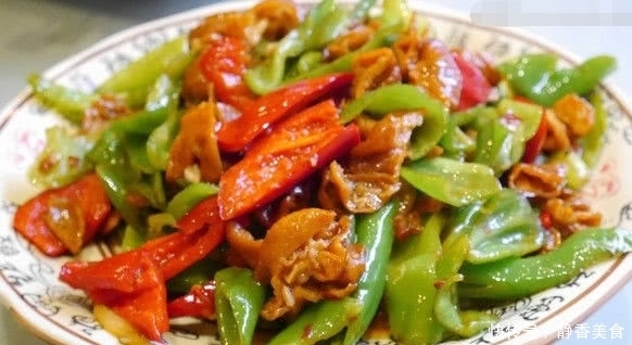 做辣椒炒肉,辣椒和肉到底先炒哪个?难怪肉柴不好。