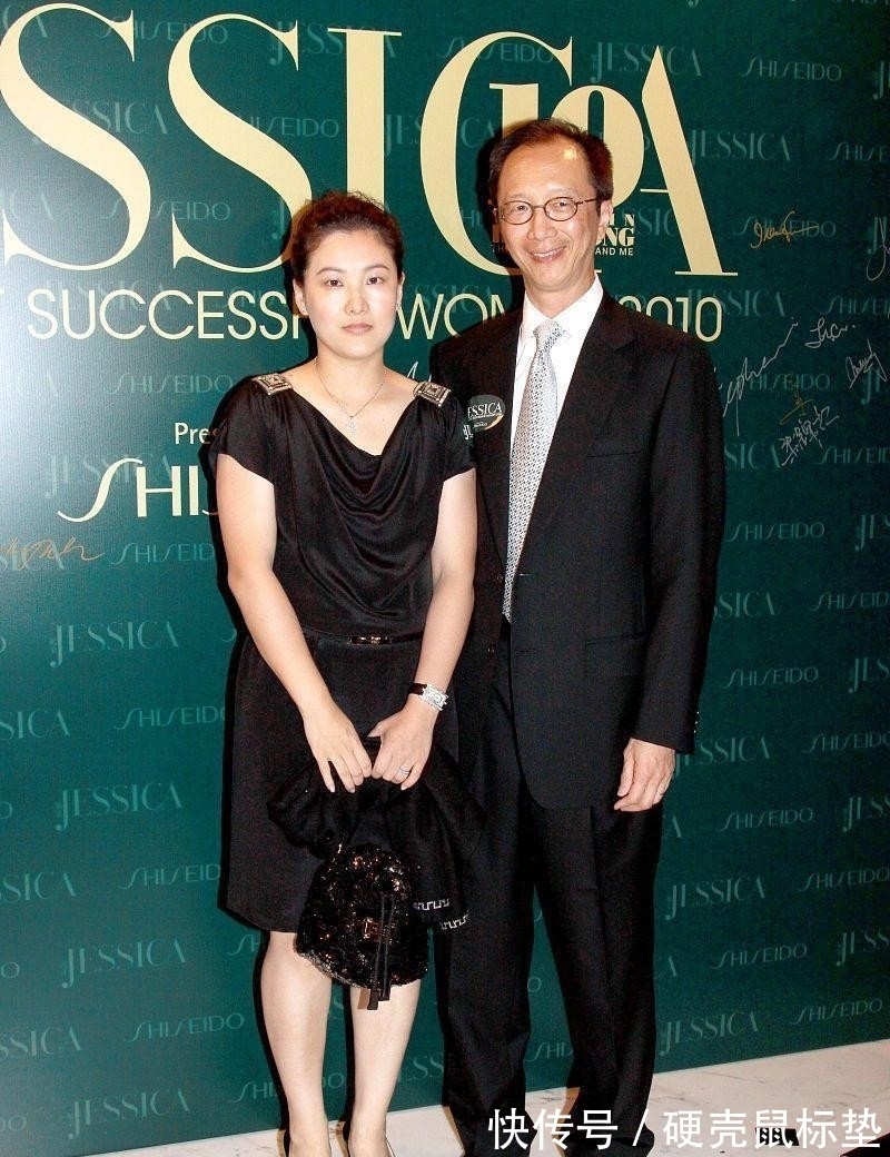 深色系 伏明霞真不像阔太太,站在老公身边穿得挺朴素,深色穿搭真低调