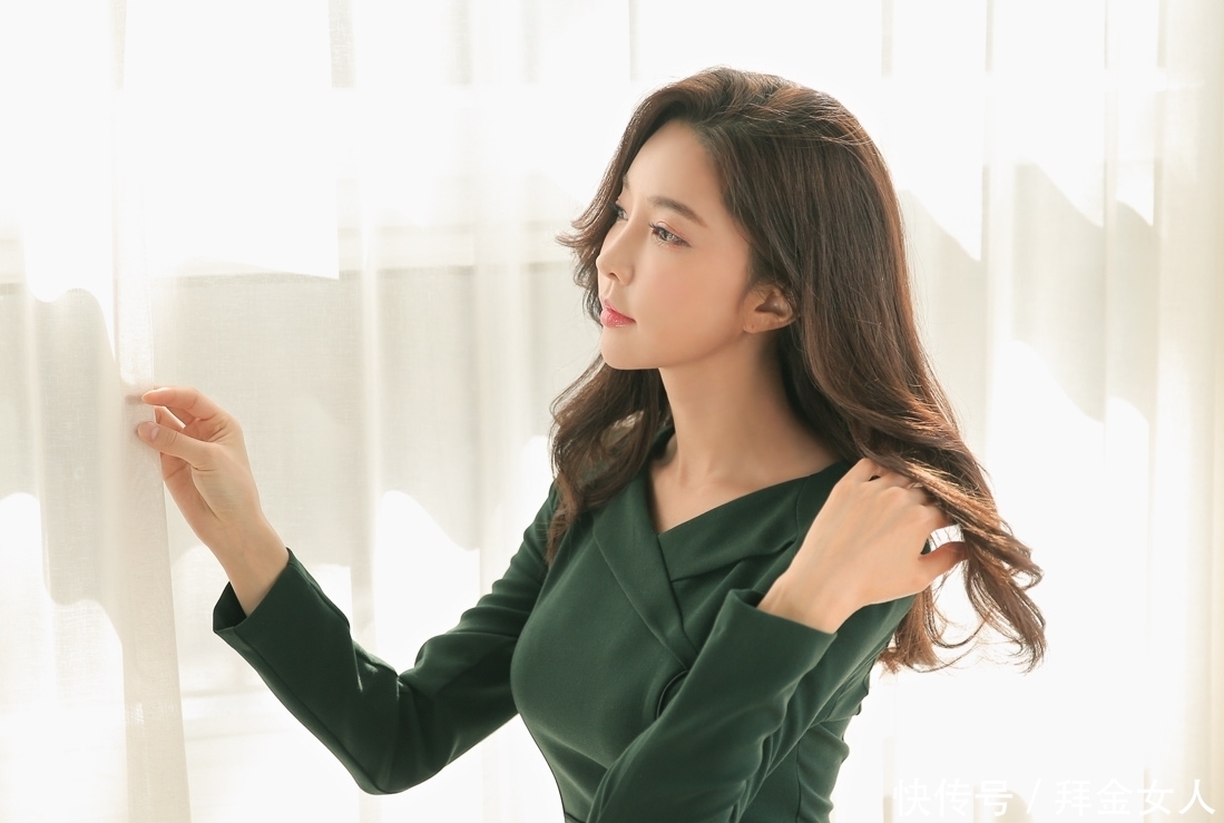 绿色A字连衣裙,尽显女人优雅风范,模特穿上气质很好