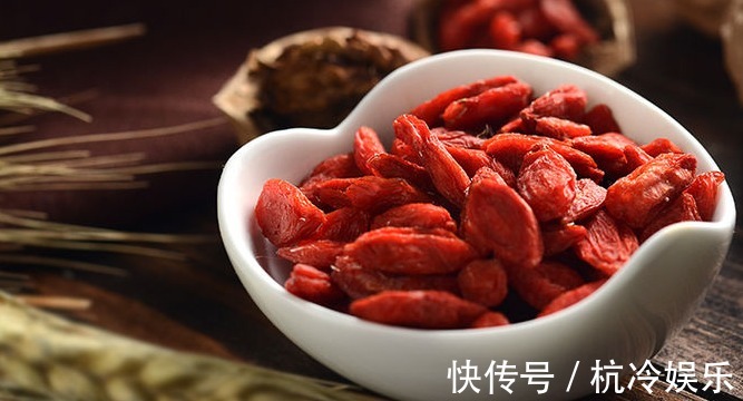 降血脂|晚上睡前吃几粒枸杞，连吃一周，4个好处不请自来，越吃越健康！