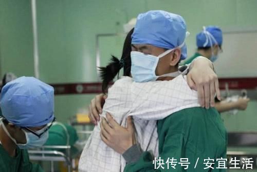 医生|产床上生娃的宝妈一声吼先救我老公,医生一回头,无奈地笑了