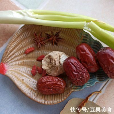 煲汤~养肝草清炖小排骨