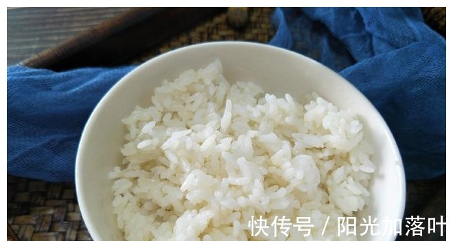 电饭煲|焖米饭,直接放入电饭煲就错了,少了这一步,米饭不软也不香!