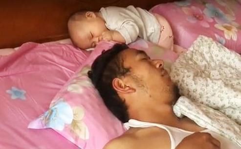 爸爸带娃睡觉,娃却“丢了”,找到娃的一瞬间,宝妈脸都绿了