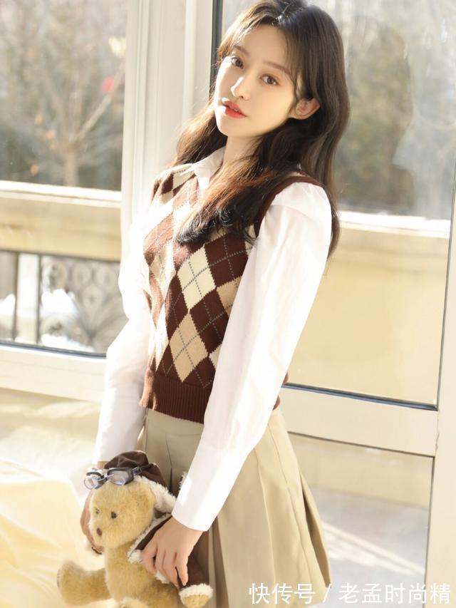 针织 格子针织坎肩背心搭配白衬衫,清爽自然,短裙搭配中筒袜,好看