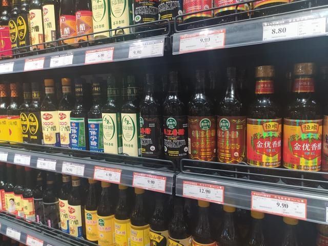 买酱油时,看到瓶子上这几个字,立马放回调料架,再便宜也不买