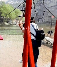 |搞笑GIF:看到这一幕,看感觉自己活的还不如一只狗了呢