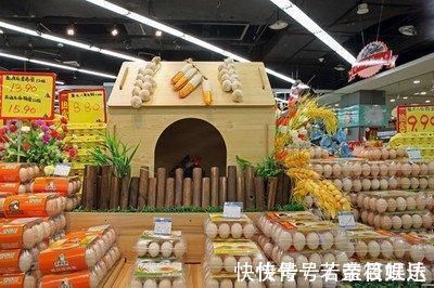 店员|孩子在超市里打碎一盒鸡蛋,店员要求10倍赔偿,母亲的做法被称赞