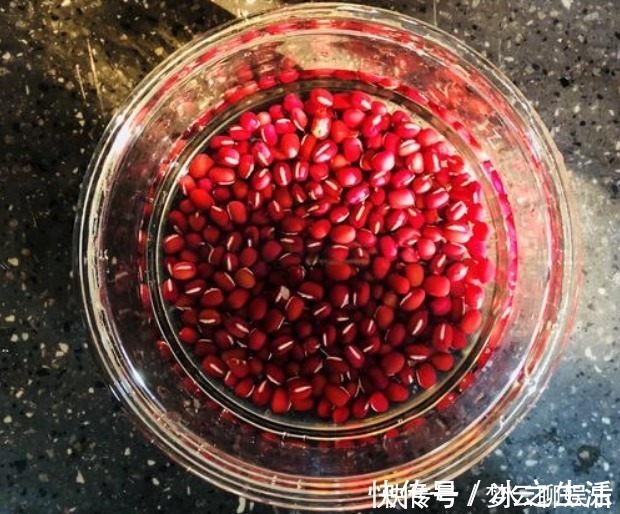 煮红豆,别直接加水下锅煮,多做1步,红豆10分钟煮好,软烂开花