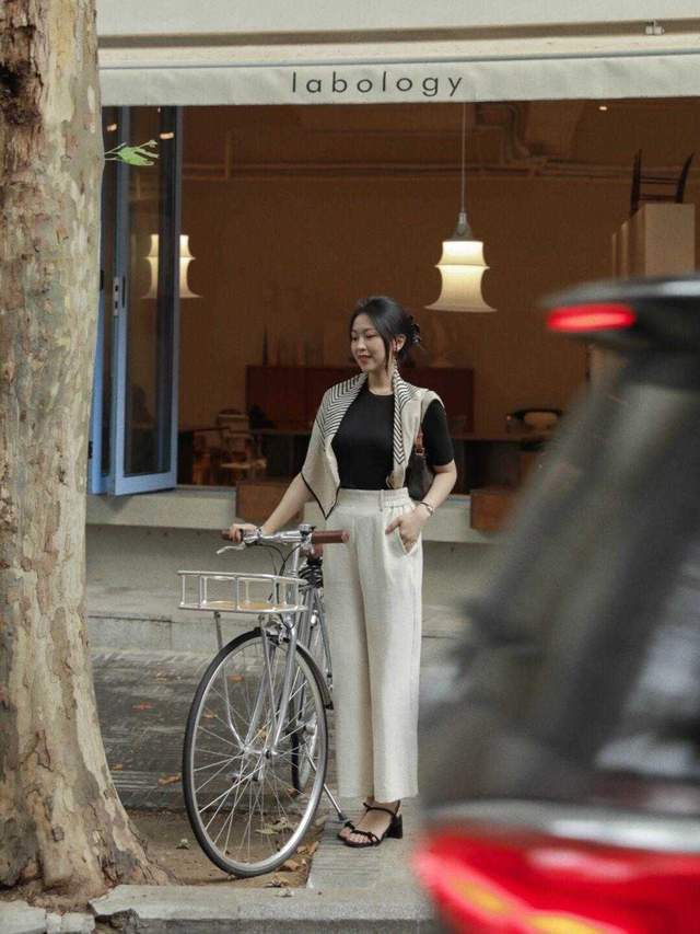 时尚博主|初秋的白裤子依然很“火”,搭配浅蓝色泡泡袖上衣,高级又洋气